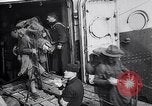 Standbild Die amerikanischen Truppen board Eisenbahn Zug für Front Brest Frankreich, 1918, aus Sekunde 50 historischem Filmmaterial Videoclip 65675029579