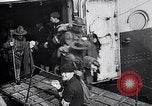 Standbild Die amerikanischen Truppen board Eisenbahn Zug für Front Brest Frankreich, 1918, aus Sekunde 51 historischem Filmmaterial Videoclip 65675029579