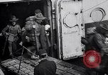 Standbild Die amerikanischen Truppen board Eisenbahn Zug für Front Brest Frankreich, 1918, aus Sekunde 52 historischem Filmmaterial Videoclip 65675029579
