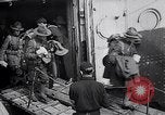 Standbild Die amerikanischen Truppen board Eisenbahn Zug für Front Brest Frankreich, 1918, aus Sekunde 55 historischem Filmmaterial Videoclip 65675029579