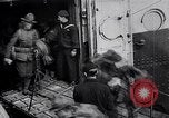 Standbild Die amerikanischen Truppen board Eisenbahn Zug für Front Brest Frankreich, 1918, aus Sekunde 56 historischem Filmmaterial Videoclip 65675029579
