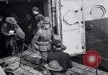 Standbild Die amerikanischen Truppen board Eisenbahn Zug für Front Brest Frankreich, 1918, aus Sekunde 57 historischem Filmmaterial Videoclip 65675029579