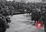 Standbild Die amerikanischen Truppen board Eisenbahn Zug für Front Brest Frankreich, 1918, aus Sekunde 59 historischem Filmmaterial Videoclip 65675029579