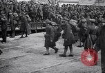 Standbild Die amerikanischen Truppen board Eisenbahn Zug für Front Brest Frankreich, 1918, aus Sekunde 60 historischem Filmmaterial Videoclip 65675029579