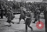 Standbild Die amerikanischen Truppen board Eisenbahn Zug für Front Brest Frankreich, 1918, aus Sekunde 61 historischem Filmmaterial Videoclip 65675029579