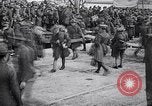 Standbild Die amerikanischen Truppen board Eisenbahn Zug für Front Brest Frankreich, 1918, aus Sekunde 62 historischem Filmmaterial Videoclip 65675029579