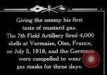 Immagine di La cottura di senape gusci di gas da un francese 75 pezzo di campo Varmaise Oise Francia, 1918, secondo 18 filmato di repertorio 65675029591