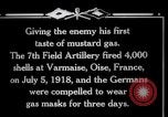 Immagine di La cottura di senape gusci di gas da un francese 75 pezzo di campo Varmaise Oise Francia, 1918, secondo 23 filmato di repertorio 65675029591