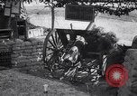 Immagine di La cottura di senape gusci di gas da un francese 75 pezzo di campo Varmaise Oise Francia, 1918, secondo 30 filmato di repertorio 65675029591