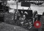 Immagine di La cottura di senape gusci di gas da un francese 75 pezzo di campo Varmaise Oise Francia, 1918, secondo 32 filmato di repertorio 65675029591