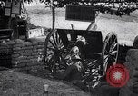 Immagine di La cottura di senape gusci di gas da un francese 75 pezzo di campo Varmaise Oise Francia, 1918, secondo 33 filmato di repertorio 65675029591