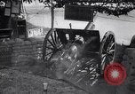 Immagine di La cottura di senape gusci di gas da un francese 75 pezzo di campo Varmaise Oise Francia, 1918, secondo 36 filmato di repertorio 65675029591