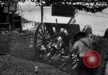 Immagine di La cottura di senape gusci di gas da un francese 75 pezzo di campo Varmaise Oise Francia, 1918, secondo 38 filmato di repertorio 65675029591