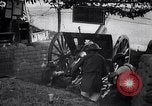 Immagine di La cottura di senape gusci di gas da un francese 75 pezzo di campo Varmaise Oise Francia, 1918, secondo 39 filmato di repertorio 65675029591