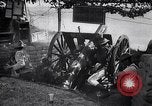 Immagine di La cottura di senape gusci di gas da un francese 75 pezzo di campo Varmaise Oise Francia, 1918, secondo 41 filmato di repertorio 65675029591