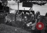 Immagine di La cottura di senape gusci di gas da un francese 75 pezzo di campo Varmaise Oise Francia, 1918, secondo 50 filmato di repertorio 65675029591
