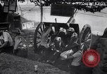 Immagine di La cottura di senape gusci di gas da un francese 75 pezzo di campo Varmaise Oise Francia, 1918, secondo 55 filmato di repertorio 65675029591