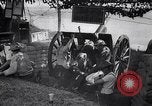 Immagine di La cottura di senape gusci di gas da un francese 75 pezzo di campo Varmaise Oise Francia, 1918, secondo 56 filmato di repertorio 65675029591