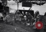 Immagine di La cottura di senape gusci di gas da un francese 75 pezzo di campo Varmaise Oise Francia, 1918, secondo 62 filmato di repertorio 65675029591