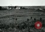 Standbild 305th und 306 Infanterie Longueval Frankreich, 1918, aus Sekunde 23 historischem Filmmaterial Videoclip 65675029597