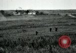 Standbild 305th und 306 Infanterie Longueval Frankreich, 1918, aus Sekunde 58 historischem Filmmaterial Videoclip 65675029597