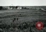 Standbild 305th und 306 Infanterie Longueval Frankreich, 1918, aus Sekunde 61 historischem Filmmaterial Videoclip 65675029597