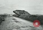 Immagine di British Mark IV SERBATOI Francia, 1917, secondo 33 filmato di repertorio 65675029604