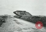 Immagine di British Mark IV SERBATOI Francia, 1917, secondo 34 filmato di repertorio 65675029604