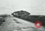 Immagine di British Mark IV SERBATOI Francia, 1917, secondo 35 filmato di repertorio 65675029604
