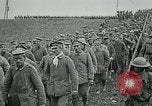 Standbild deutschen Gefangenen Saizerais Frankreich, 1918, aus Sekunde 10 historischem Filmmaterial Videoclip 65675029609