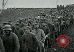 Standbild deutschen Gefangenen Saizerais Frankreich, 1918, aus Sekunde 13 historischem Filmmaterial Videoclip 65675029609