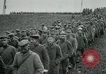 Standbild deutschen Gefangenen Saizerais Frankreich, 1918, aus Sekunde 15 historischem Filmmaterial Videoclip 65675029609