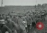 Standbild deutschen Gefangenen Saizerais Frankreich, 1918, aus Sekunde 23 historischem Filmmaterial Videoclip 65675029609