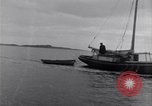 Image décharger sardines United States USA, 1920, de la seconde 7 séquences d'archives historiques vidéo 65675029622