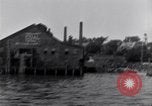 Image décharger sardines United States USA, 1920, de la seconde 25 séquences d'archives historiques vidéo 65675029622