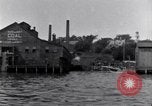 Image décharger sardines United States USA, 1920, de la seconde 26 séquences d'archives historiques vidéo 65675029622