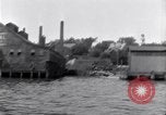 Image décharger sardines United States USA, 1920, de la seconde 27 séquences d'archives historiques vidéo 65675029622