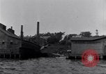 Image décharger sardines United States USA, 1920, de la seconde 29 séquences d'archives historiques vidéo 65675029622