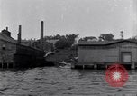 Image décharger sardines United States USA, 1920, de la seconde 30 séquences d'archives historiques vidéo 65675029622