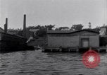 Image décharger sardines United States USA, 1920, de la seconde 31 séquences d'archives historiques vidéo 65675029622