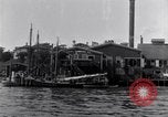 Image décharger sardines United States USA, 1920, de la seconde 49 séquences d'archives historiques vidéo 65675029622
