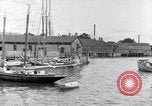 Image décharger sardines United States USA, 1920, de la seconde 62 séquences d'archives historiques vidéo 65675029622