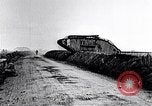 Standbild britische Marke Panzer IV in Betrieb Ersten Weltkrieg LANGRES FRANKREICH, 1918, aus Sekunde 9 historischem Filmmaterial Videoclip 65675029628