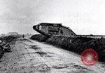 Standbild britische Marke Panzer IV in Betrieb Ersten Weltkrieg LANGRES FRANKREICH, 1918, aus Sekunde 10 historischem Filmmaterial Videoclip 65675029628