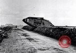 Standbild britische Marke Panzer IV in Betrieb Ersten Weltkrieg LANGRES FRANKREICH, 1918, aus Sekunde 11 historischem Filmmaterial Videoclip 65675029628