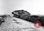 Standbild britische Marke Panzer IV in Betrieb Ersten Weltkrieg LANGRES FRANKREICH, 1918, aus Sekunde 12 historischem Filmmaterial Videoclip 65675029628