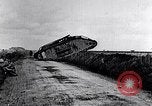 Standbild britische Marke Panzer IV in Betrieb Ersten Weltkrieg LANGRES FRANKREICH, 1918, aus Sekunde 13 historischem Filmmaterial Videoclip 65675029628