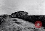 Standbild britische Marke Panzer IV in Betrieb Ersten Weltkrieg LANGRES FRANKREICH, 1918, aus Sekunde 14 historischem Filmmaterial Videoclip 65675029628