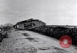 Standbild britische Marke Panzer IV in Betrieb Ersten Weltkrieg LANGRES FRANKREICH, 1918, aus Sekunde 17 historischem Filmmaterial Videoclip 65675029628