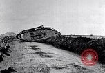 Standbild britische Marke Panzer IV in Betrieb Ersten Weltkrieg LANGRES FRANKREICH, 1918, aus Sekunde 18 historischem Filmmaterial Videoclip 65675029628